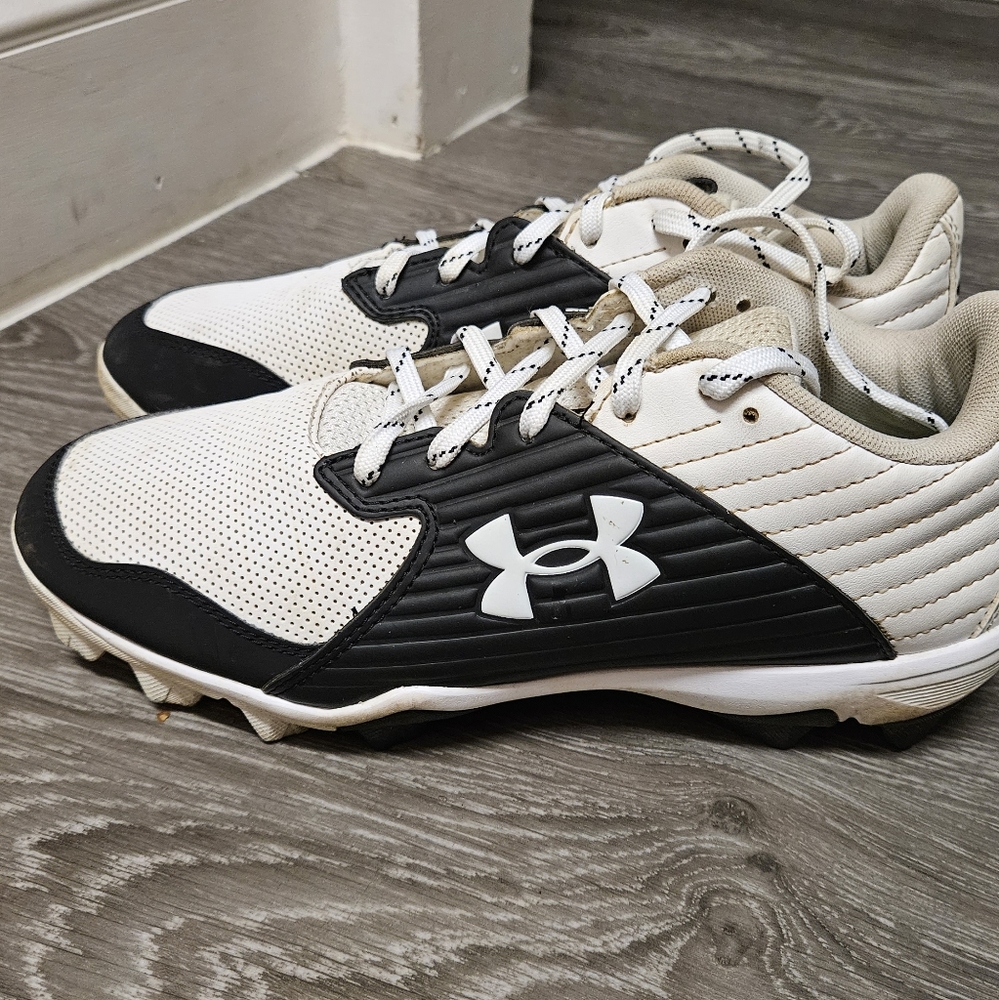 Baseball cleats